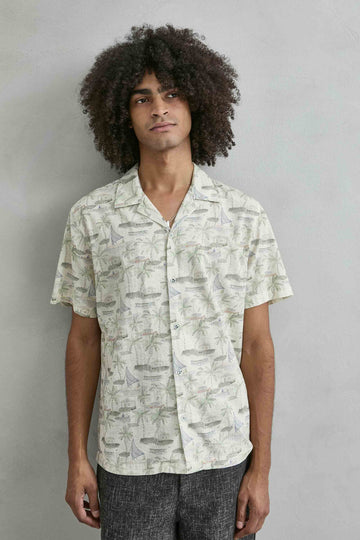Camisa hawaiana beige hombre estampado barco y palmeras