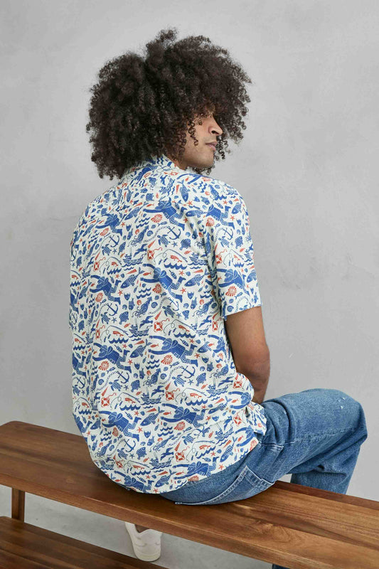 Detalle ilustración pescador con barco en camisa blanca