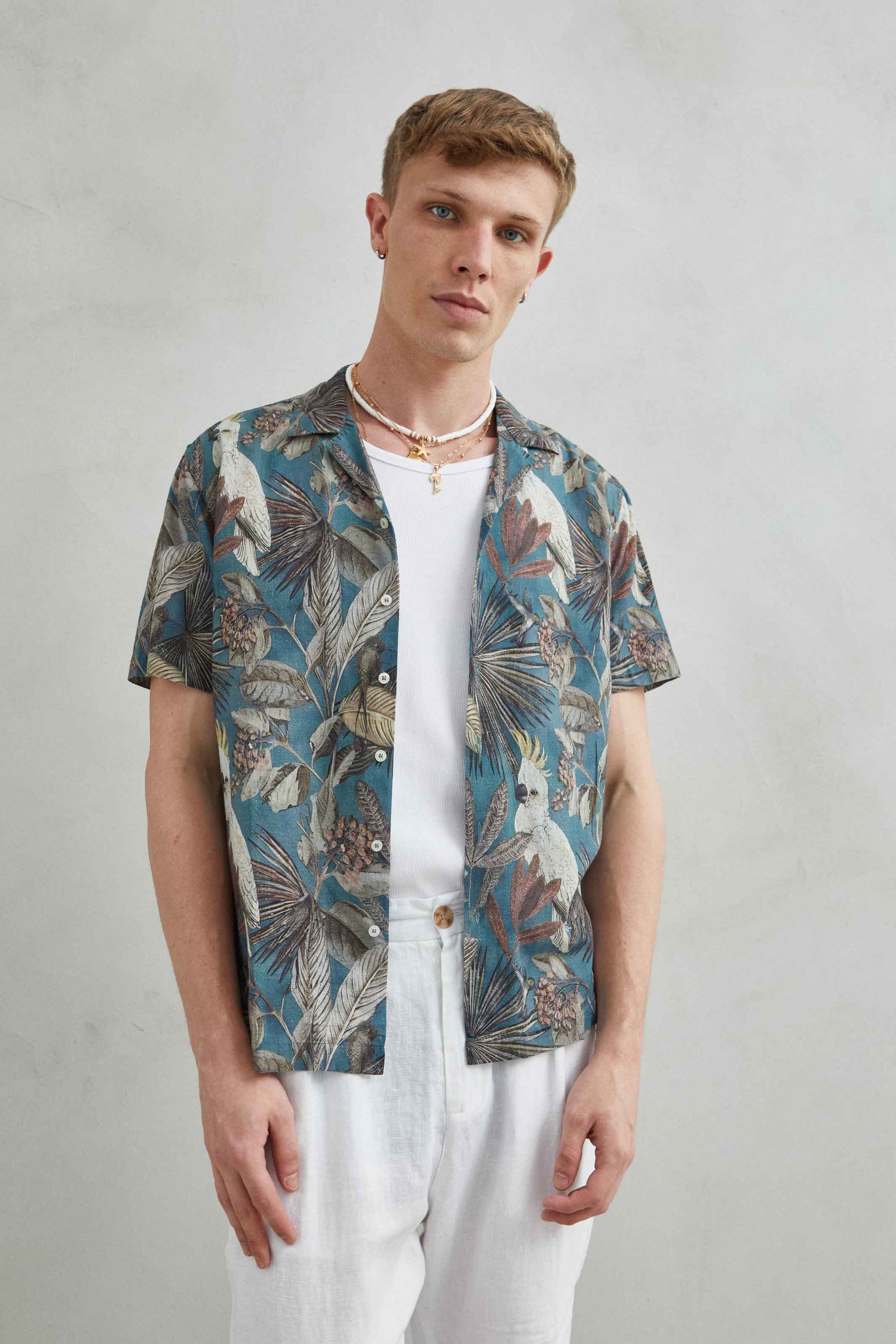 Camisa hawaiana de algodón color verde con estampado de loro y hojas, estilo tropical