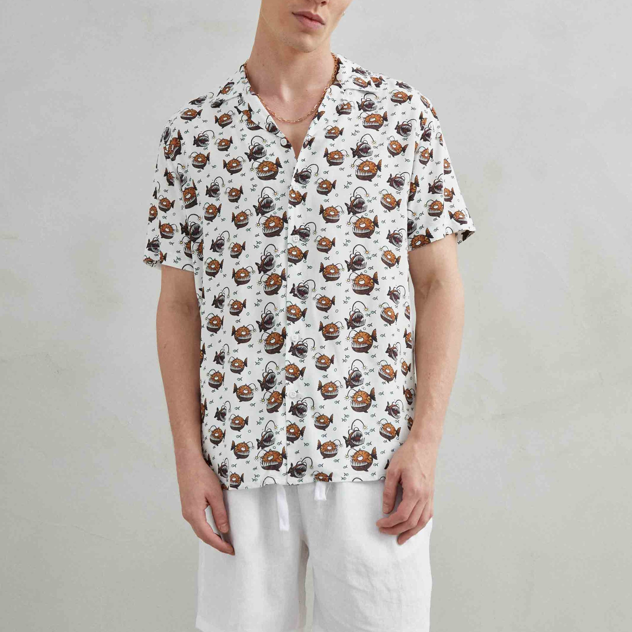 Camisa hawaiana blanca con diseño exclusivo de Anglerfish y Pirana, hecha de 100% viscosa