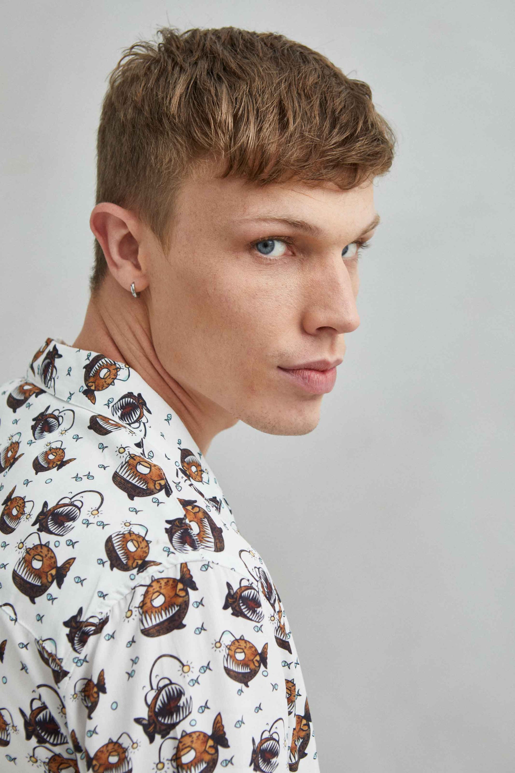 Camisa de estilo tropical con estampado de Anglerfish y Pirana, 100% viscosa, para un look relajado