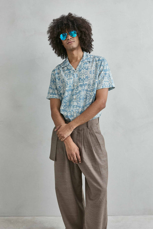 Camisa hawaiana azul cielo con estampado geométrico vista frontal