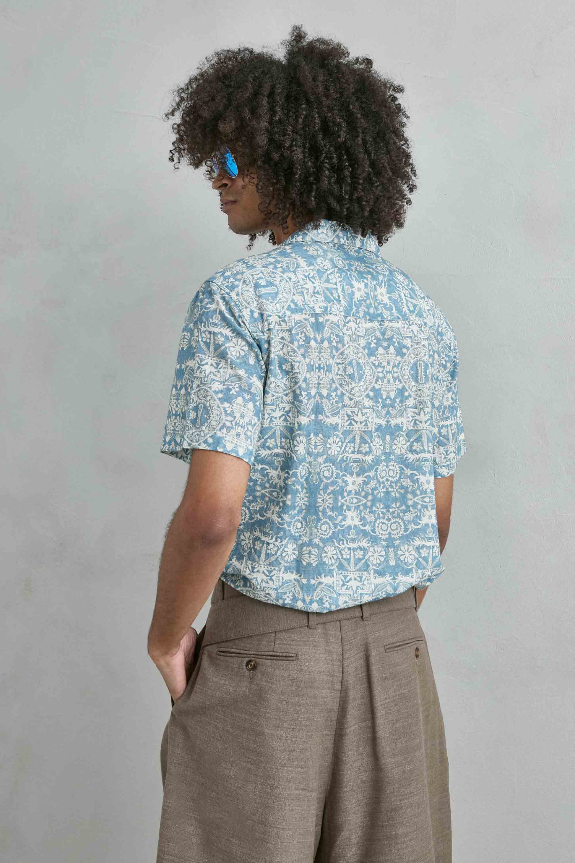 Camisa hawaiana azul cielo manga corta look casual verano hombre