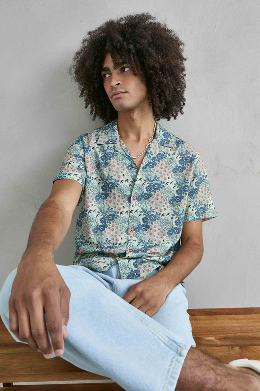 Camisa hawaiana azul claro de algodón con estampado floral y aves vista frontal