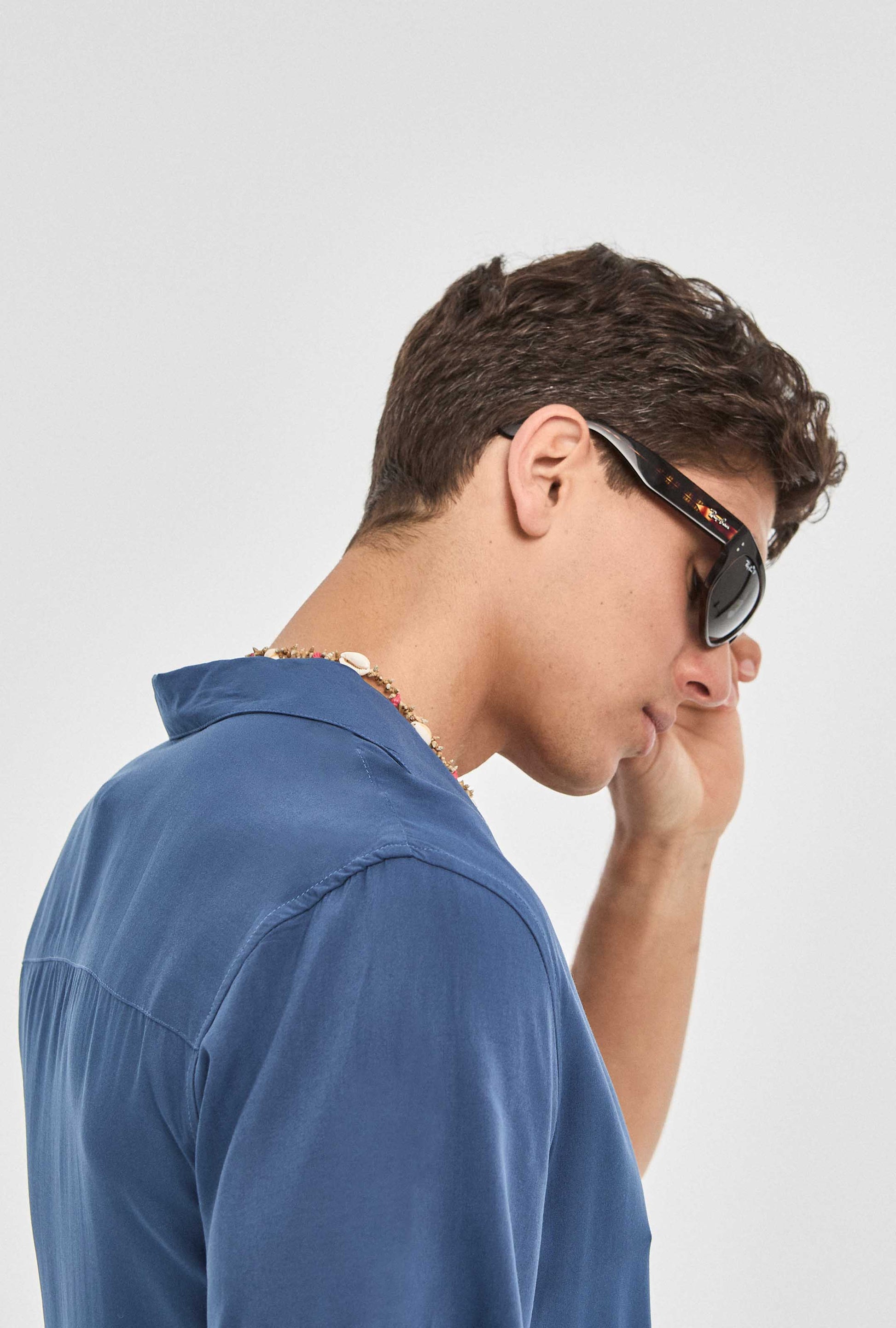 Textura viscosa en camisa azul, con efecto sedoso