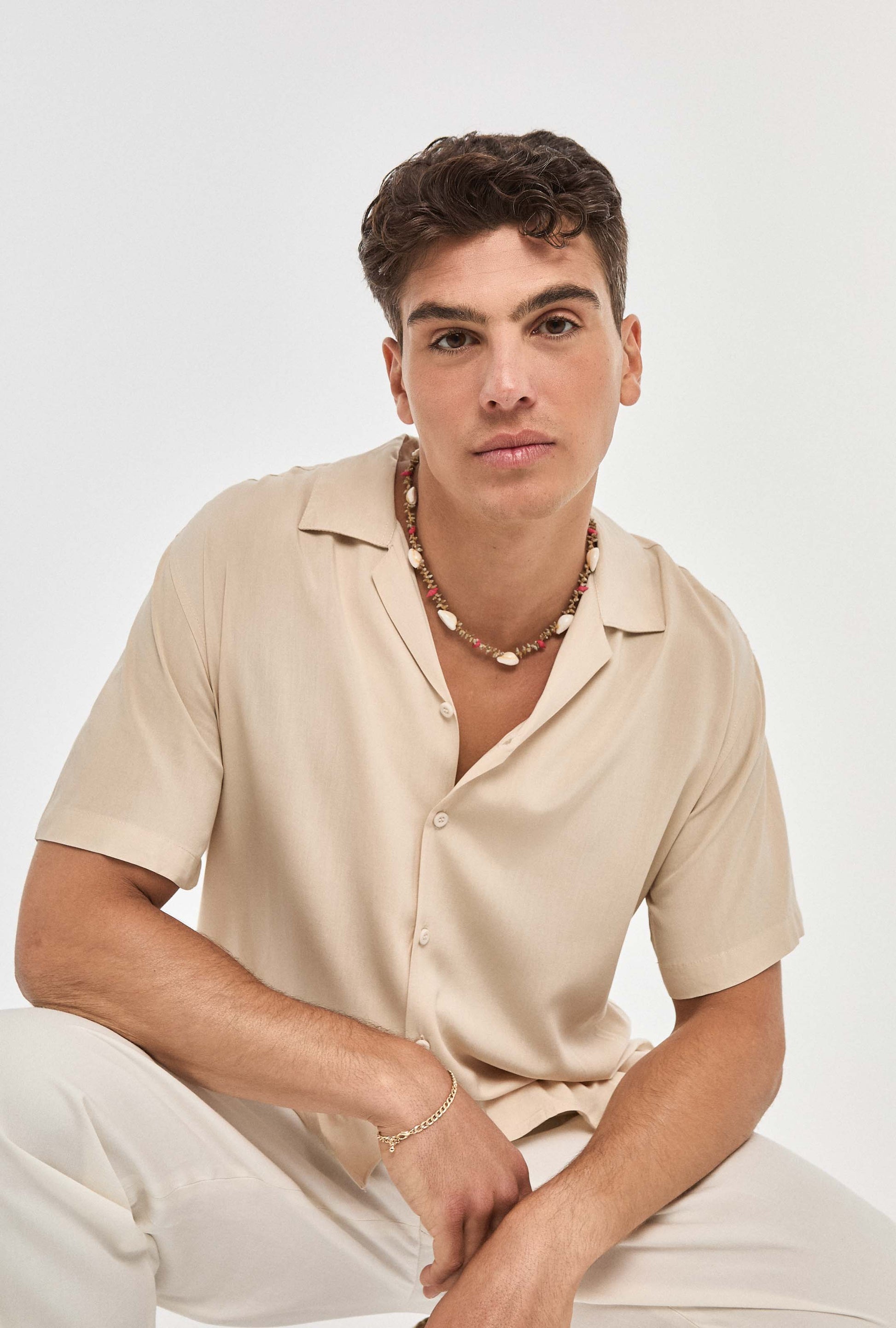Camisa beige con caída fluida y tacto frío para el verano