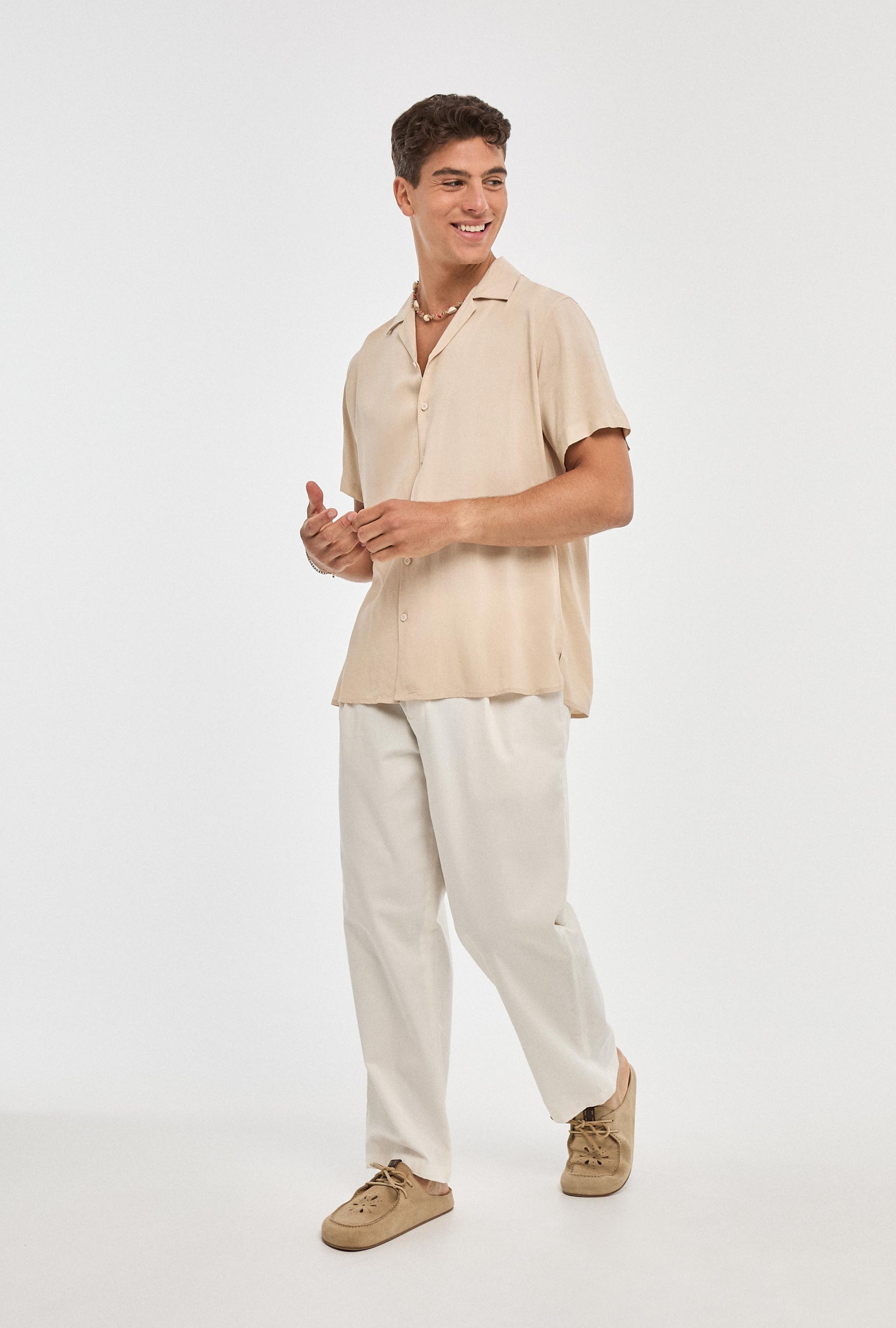Camisa básica beis con cuello clásico y diseño atemporal
