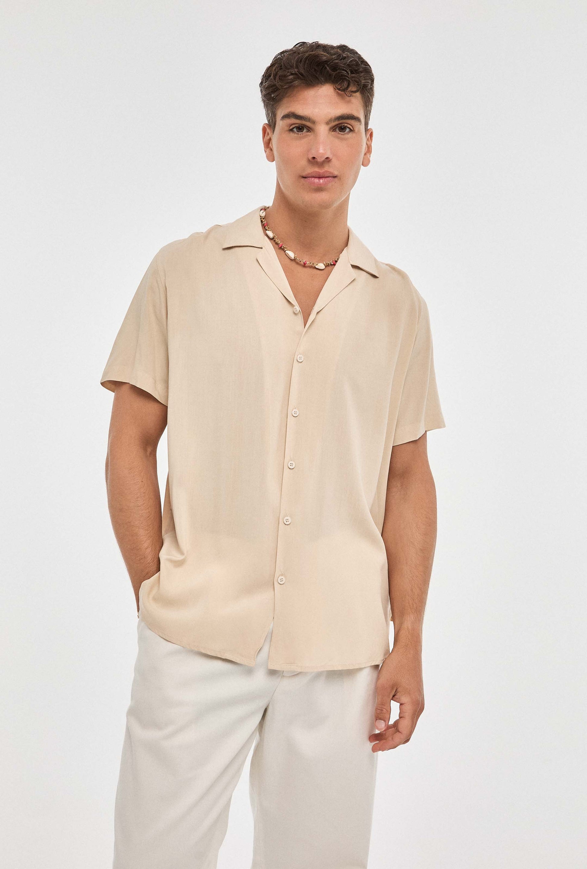 Camisa hawaiana beige de viscosa, estilo elegante y relajado