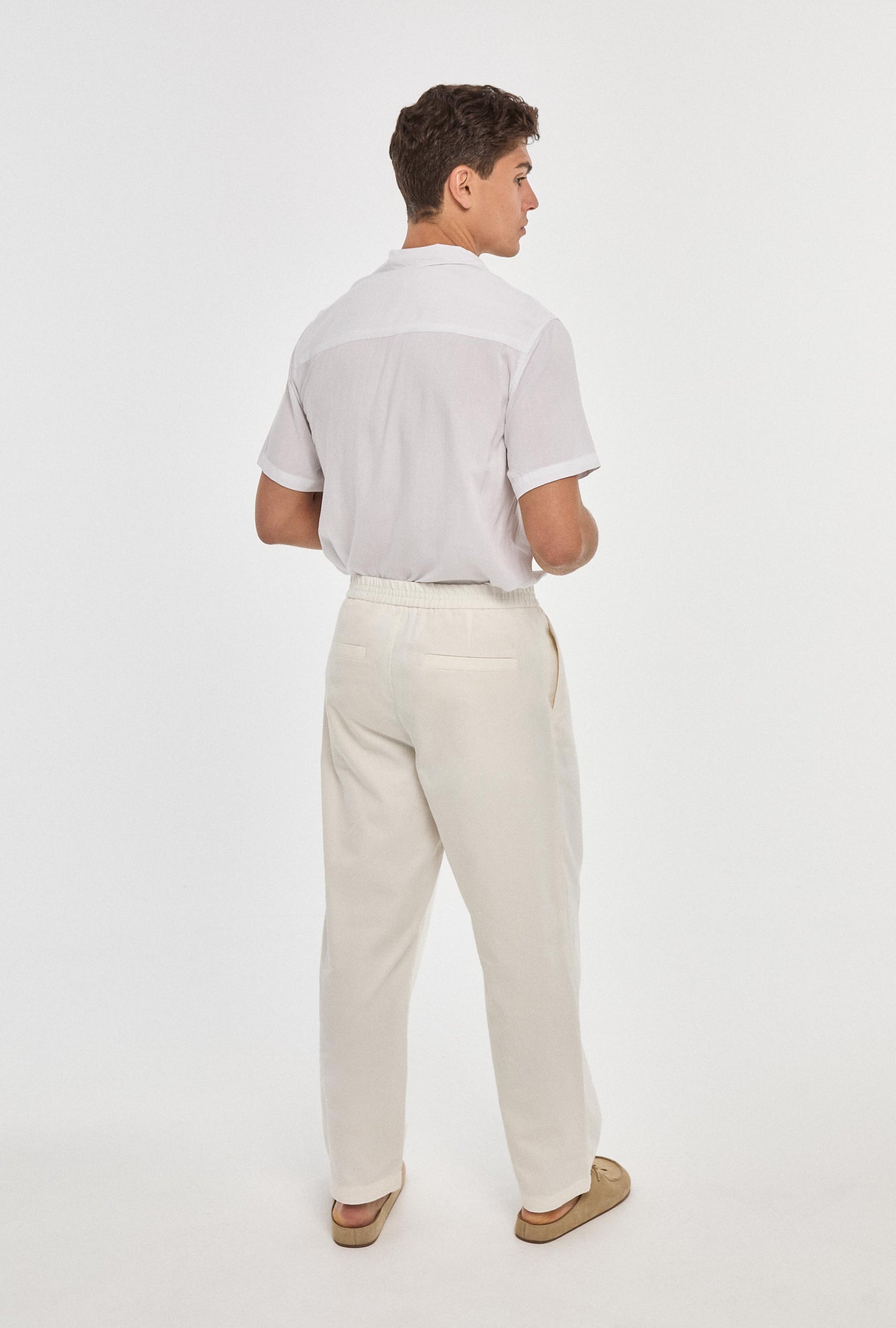 Camisa blanca de viscosa con acabado fresco y limpio