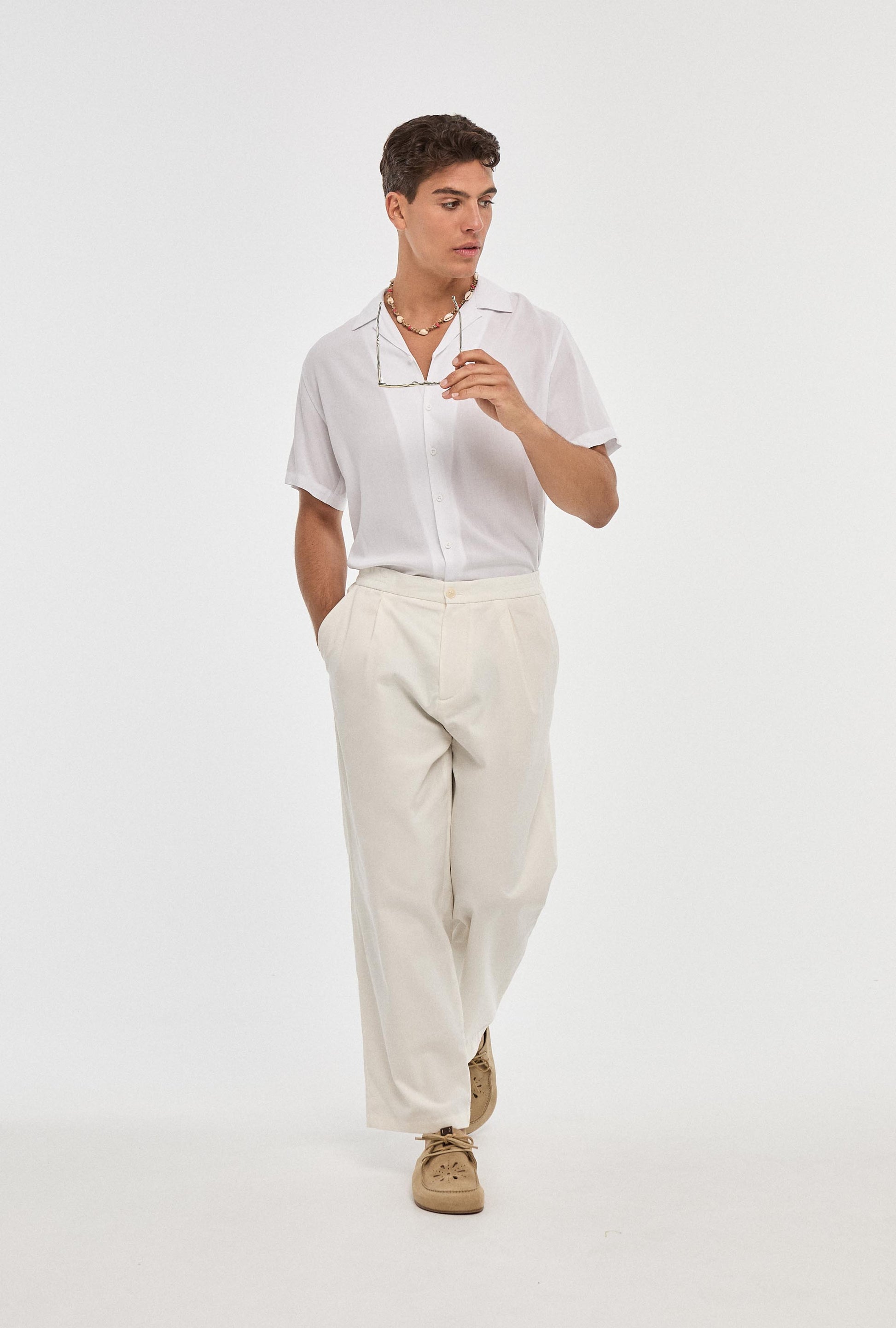 Camisa básica blanca con textura suave y caída perfecta