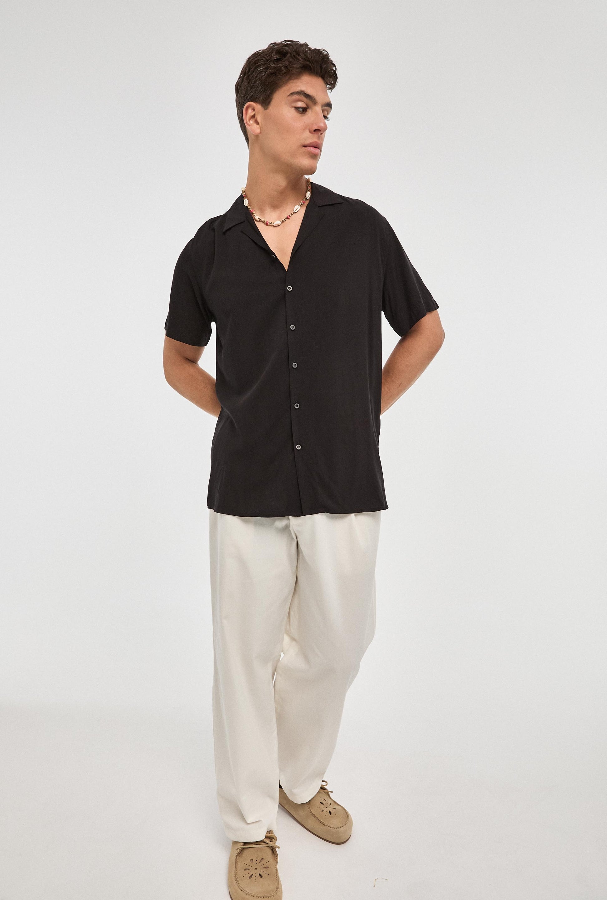 Camisa hawaiana negra con estampado de calaveras, diseño único