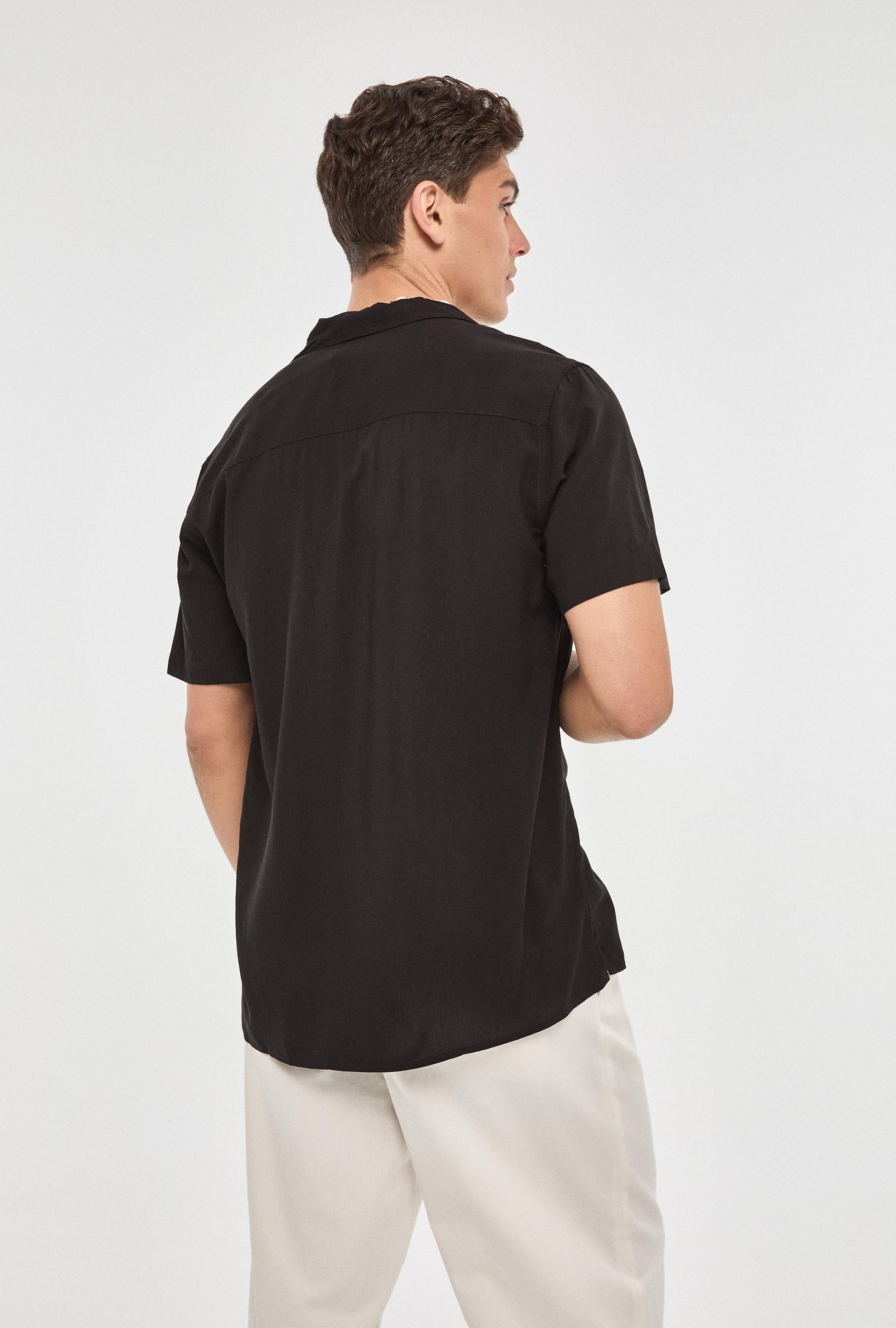 Camisa negra para hombre con viscosa fresca y estilizada