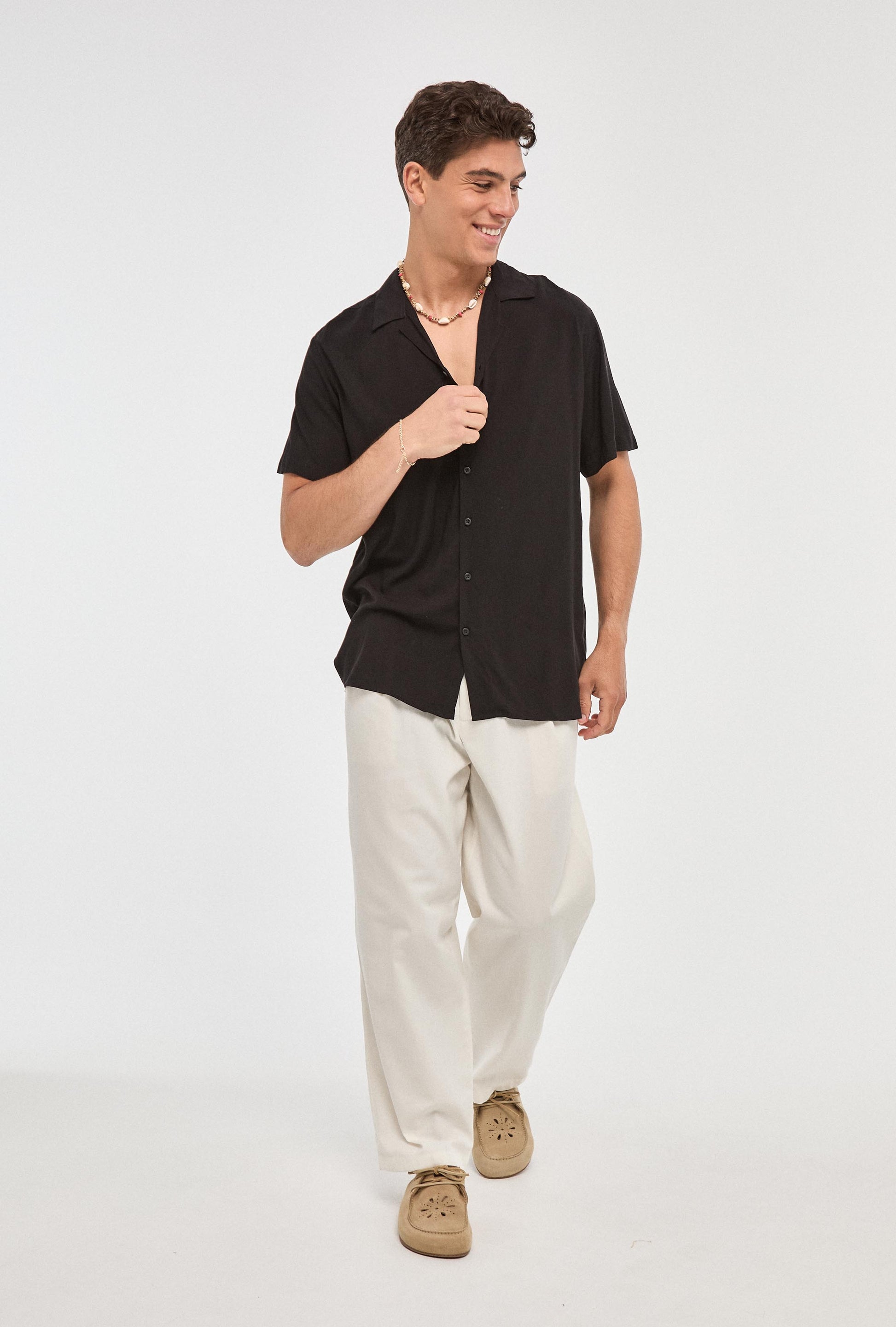 Camisa básica negra con estilo veraniego y corte moderno