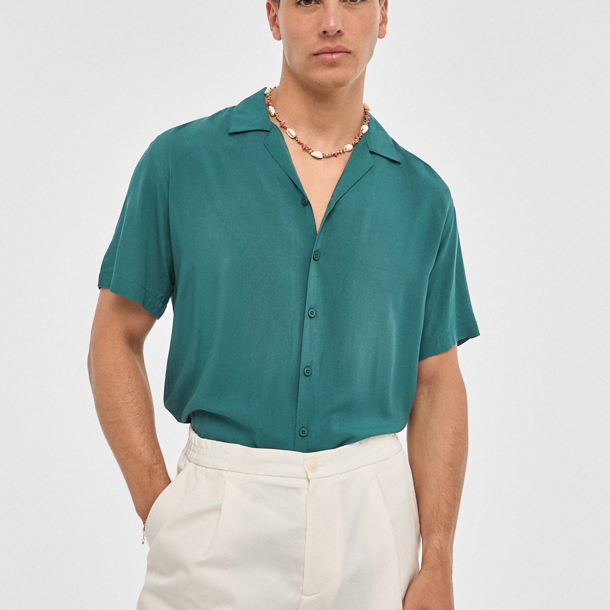 Camisa hawaiana verde para hombre de viscosa, estilo fluido y tacto fresco