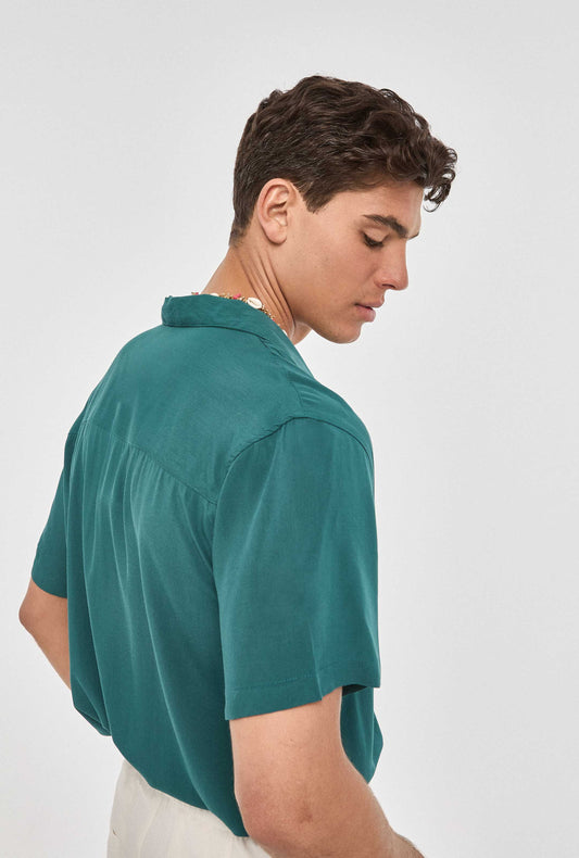 Detalle de la camisa hawaiana verde, tejido con caída natural
