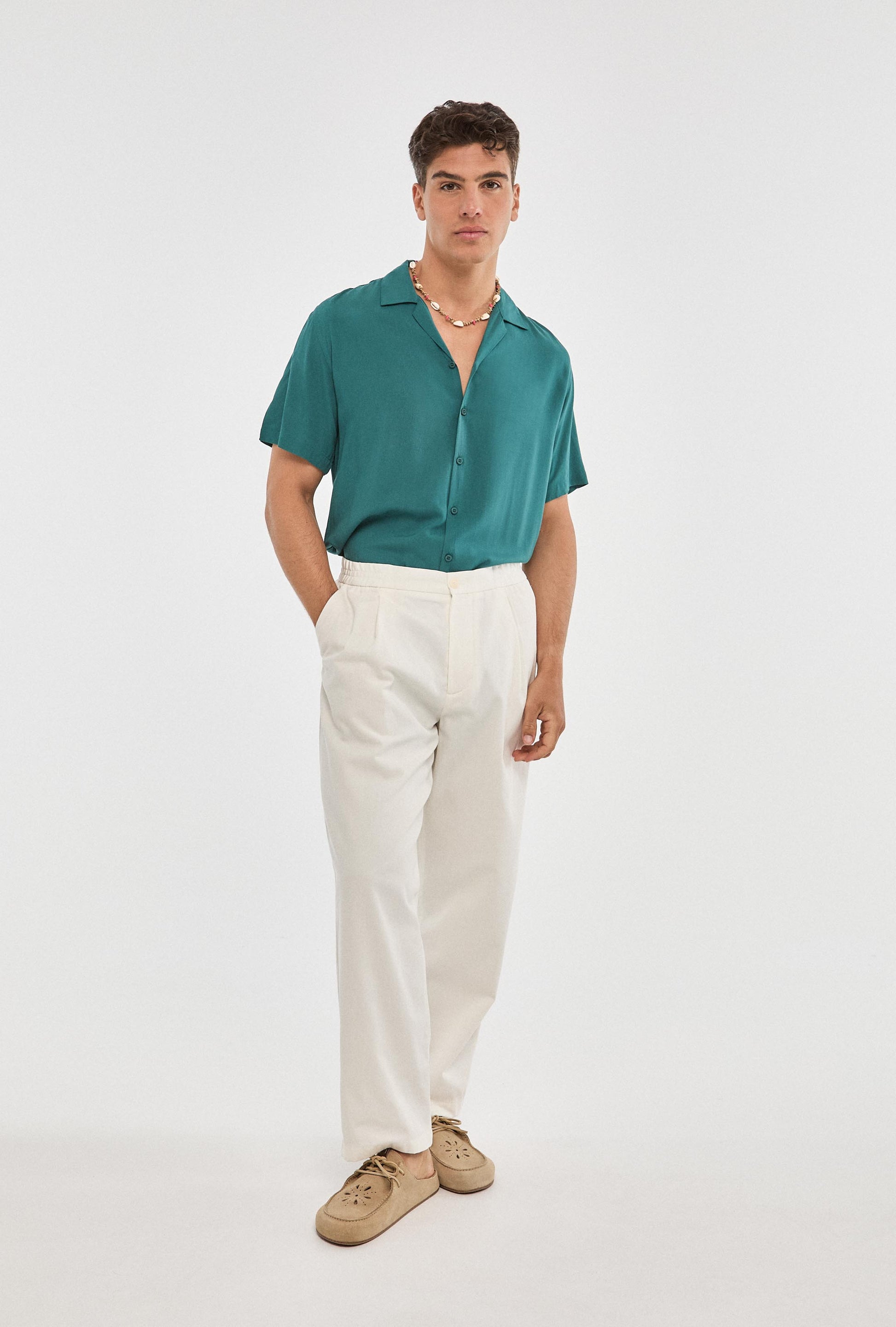 Camisa hawaiana básica verde, ideal para clima cálido
