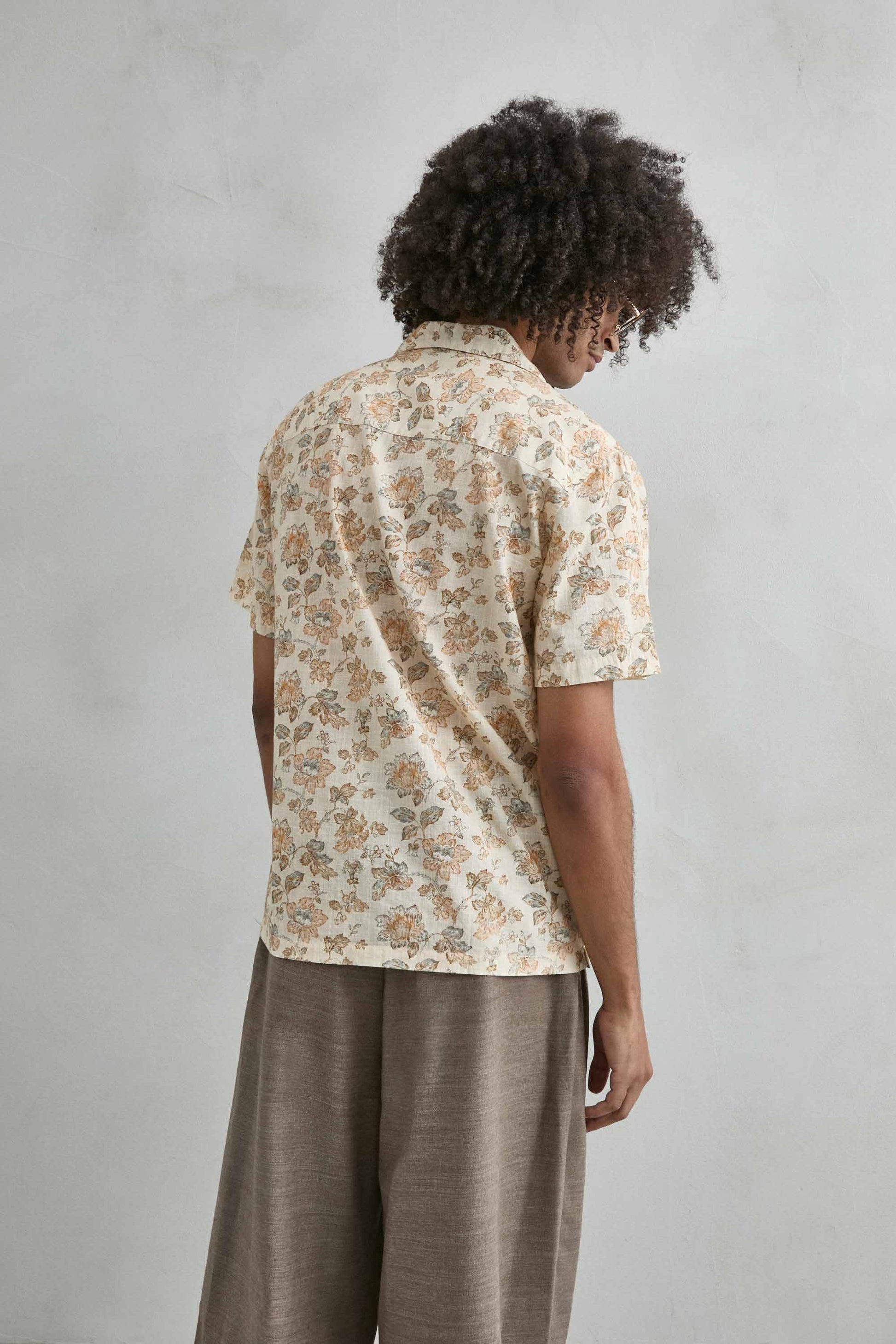 Tela suave y estampado hojas camisa hawaiana hombre