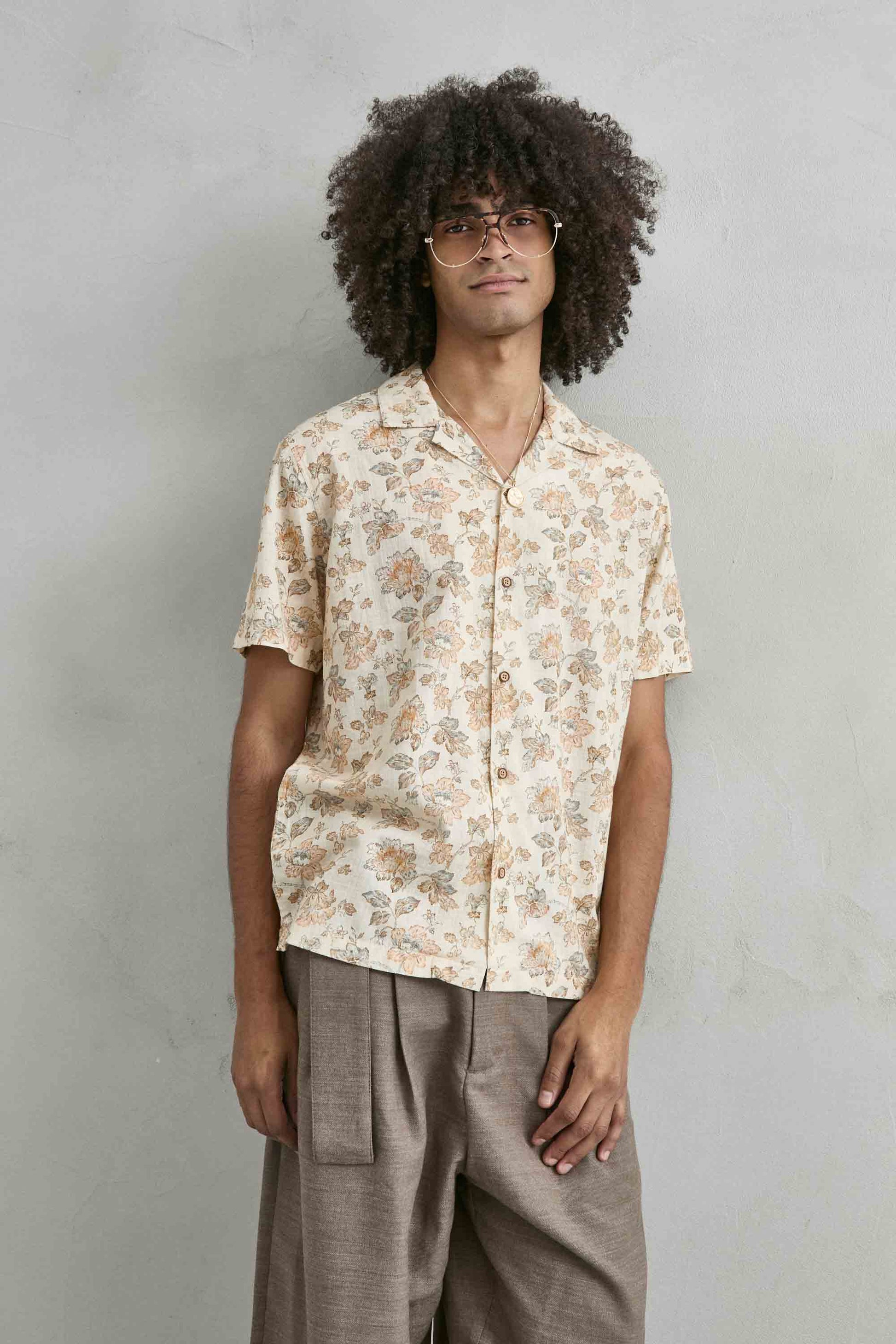 Camisa hawaiana beige hombre estampado hojas