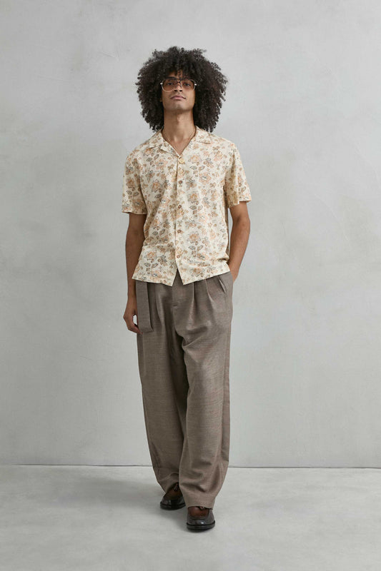 Detalle estampado hojas sobre fondo beige