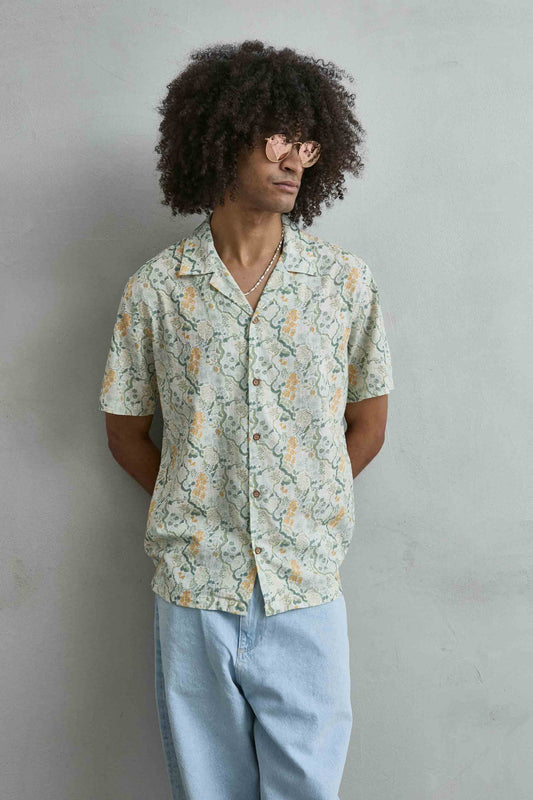 Camisa hawaiana blanca hombre estampado hojas y ramas