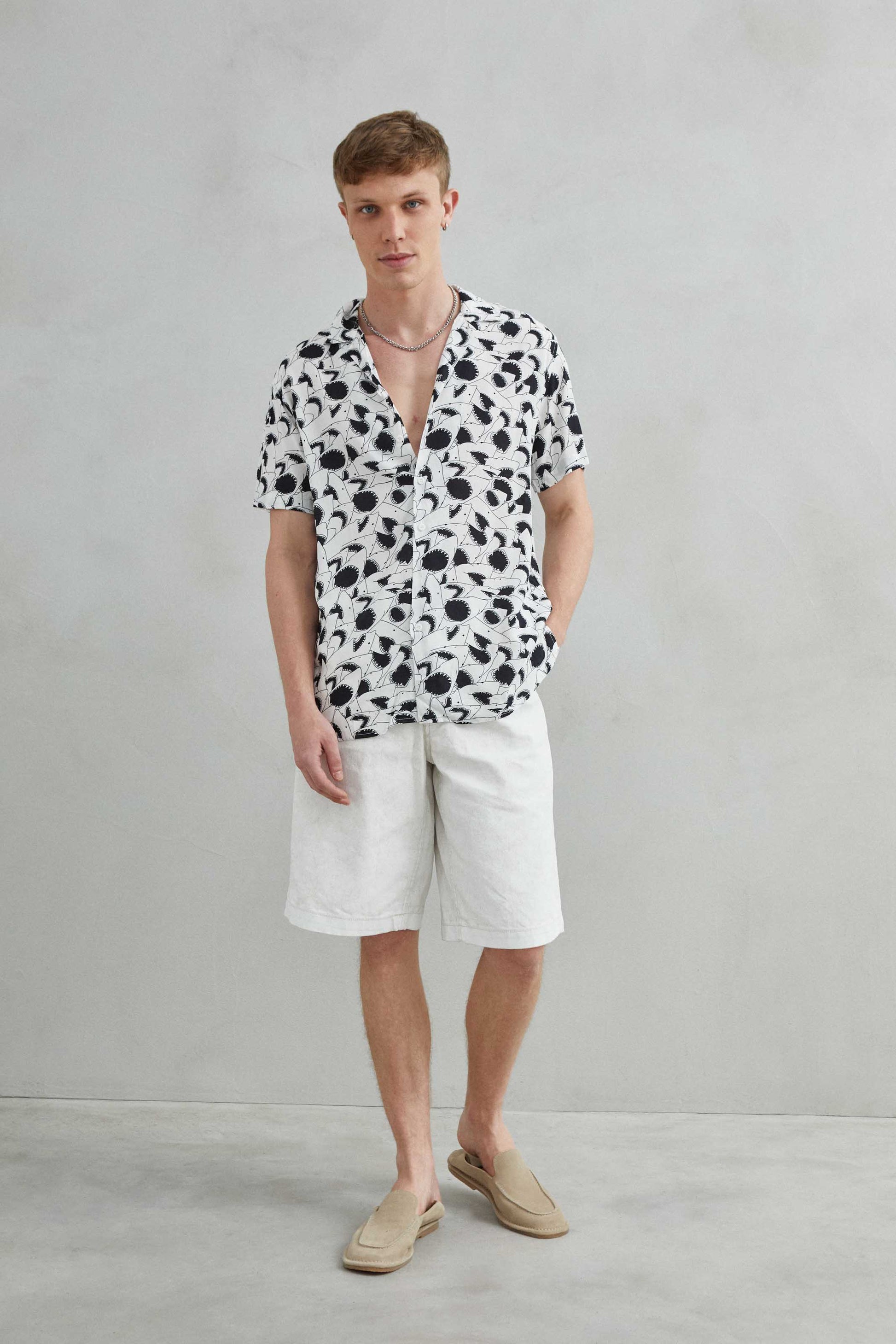 camisa hawaiana hombre estampado tiburón blanca viscosa