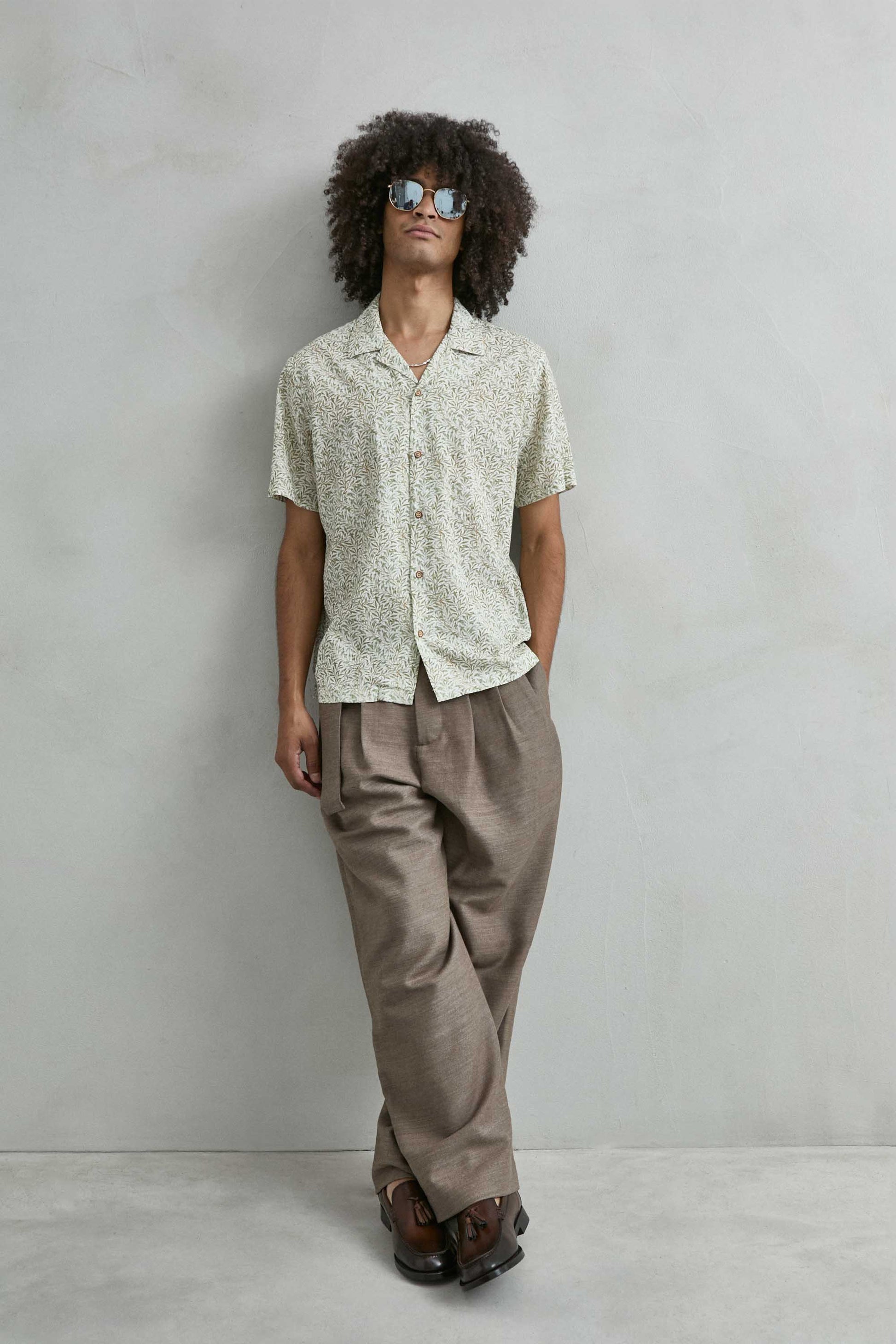 Camisa hawaiana blanca manga corta estilo verano