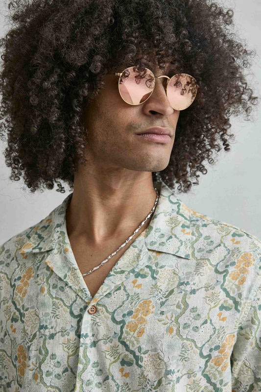 Detalle estampado hojas y ramas sobre fondo blanco