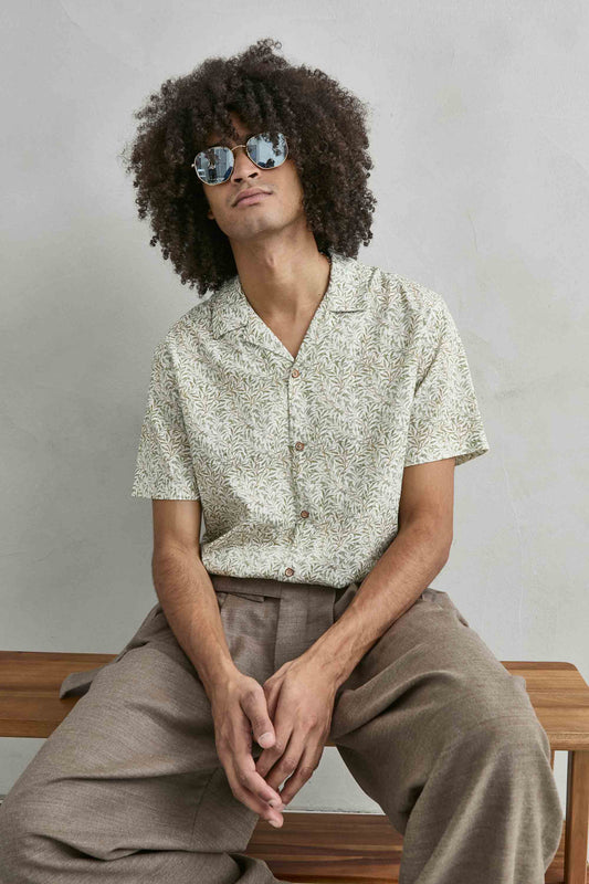 Camisa hawaiana blanca hombre estampado hojas verdes