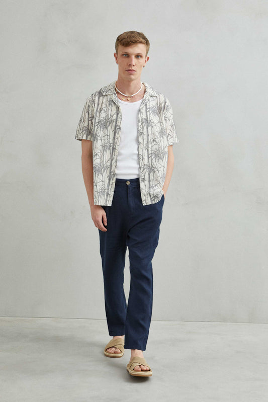 Camisa de algodón 100% con estampado de bambú en color beige, estilo tropical