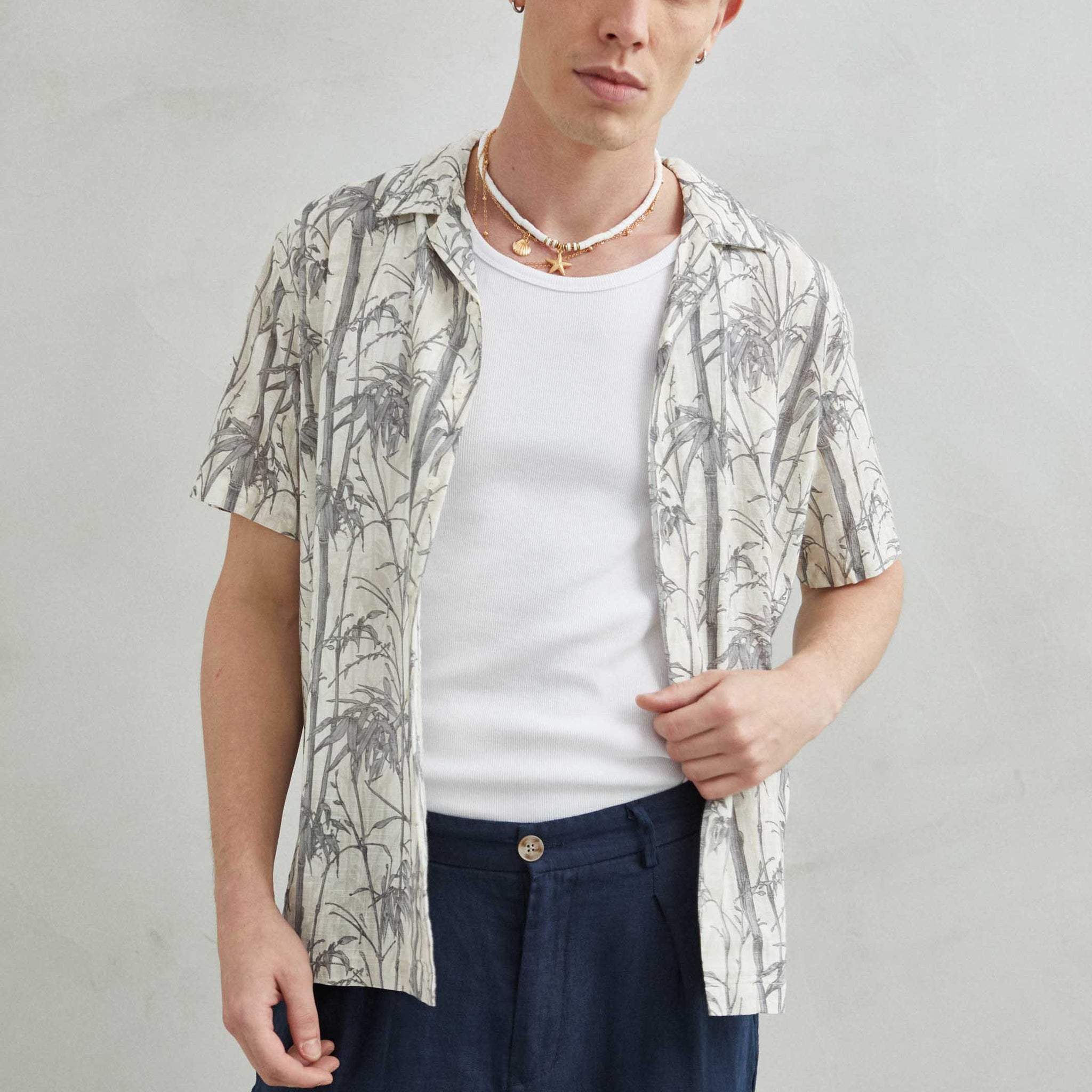 Camisa hawaiana de algodón color beige con diseño de bambú, ideal para el verano