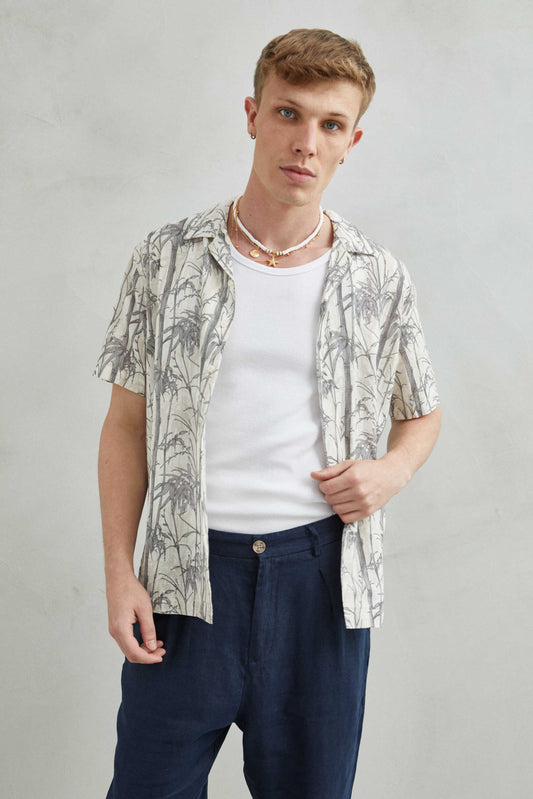 Camisa hawaiana de algodón color beige con diseño de bambú, ideal para el verano