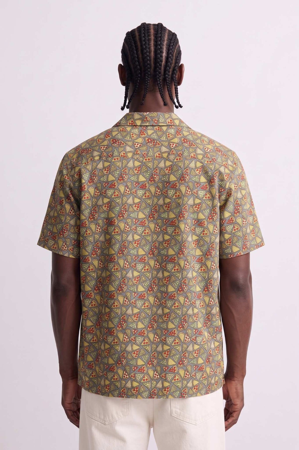 Camisa hawaiana de hombre en color kaki con estampado de pizza, vista trasera