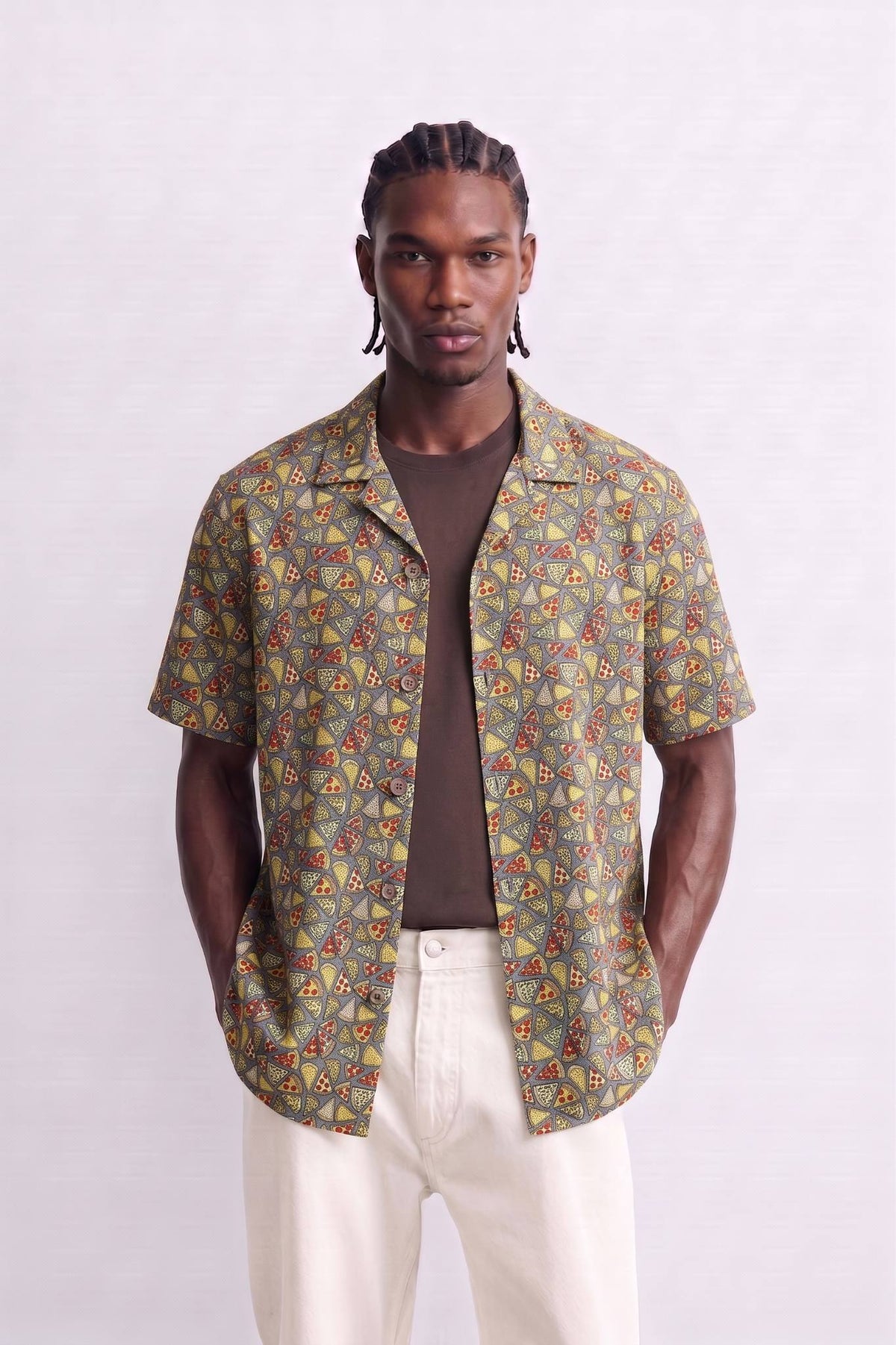 Camisa hawaiana de hombre en color kaki con estampado de pizza, vista frontal