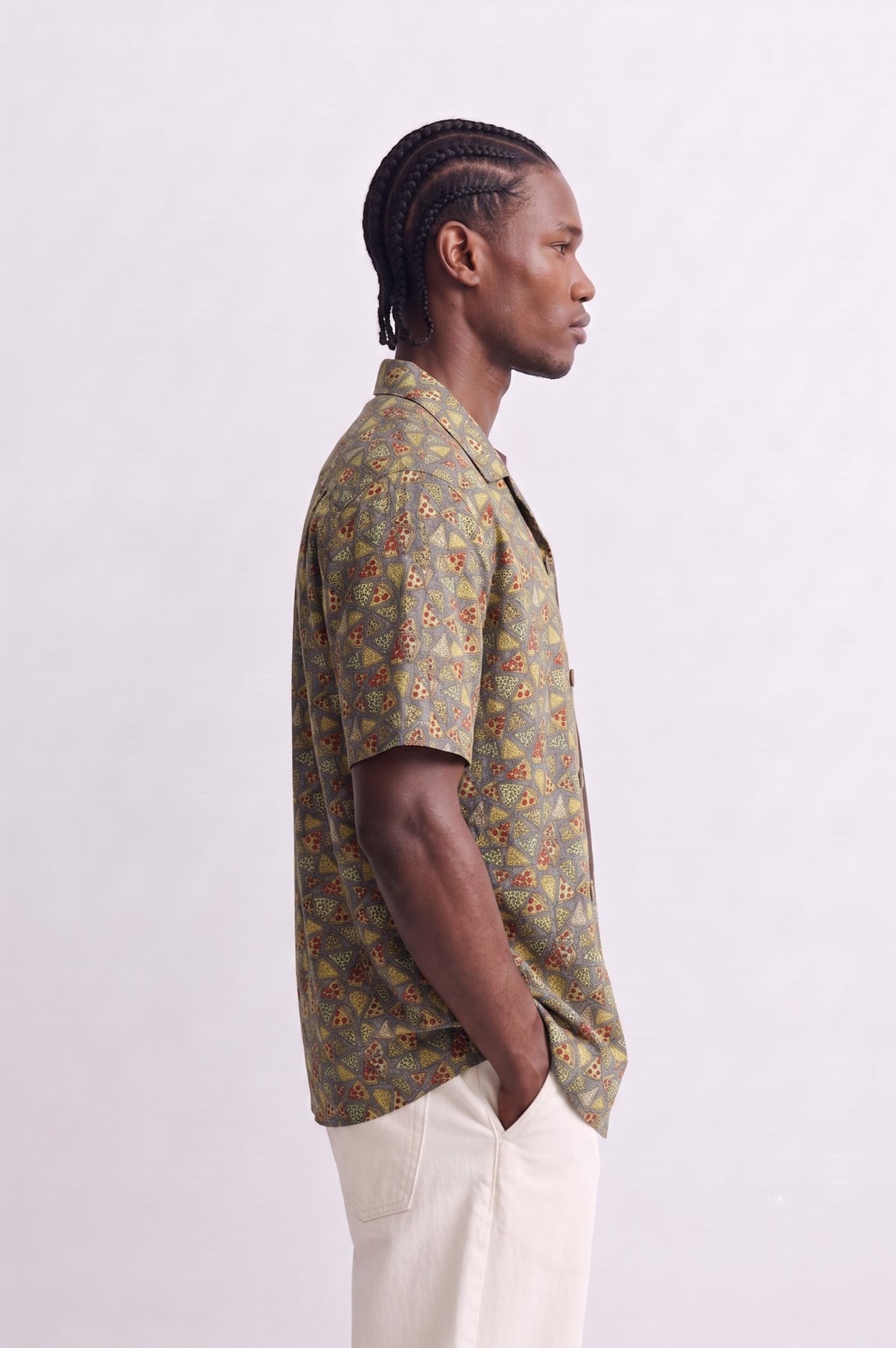 Camisa hawaiana de hombre en color kaki con estampado de pizza, vista lateral