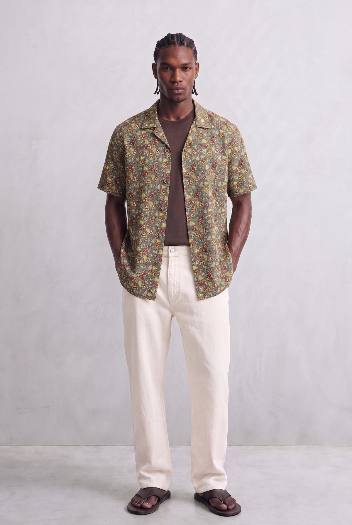 Camisa hawaiana de hombre en color kaki con estampado de pizza, look completo