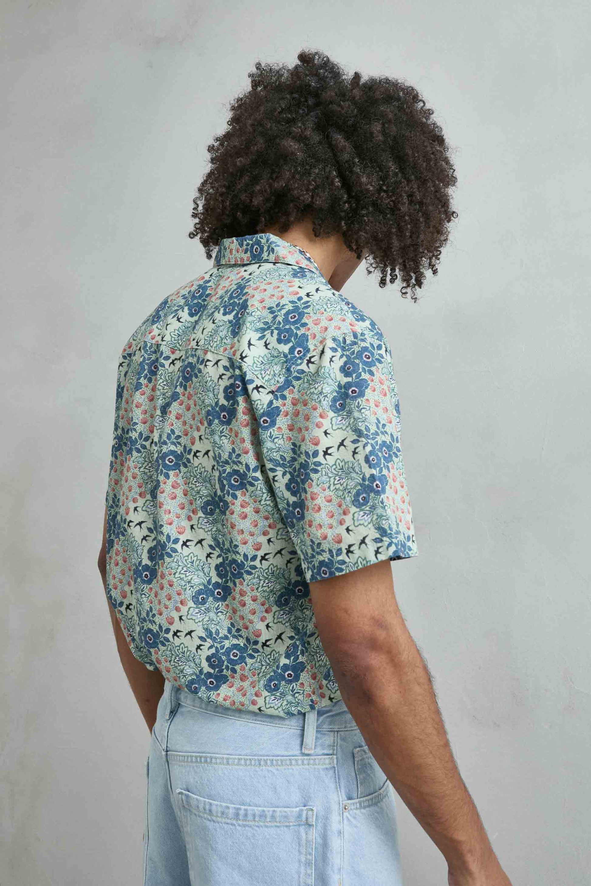 Camisa hawaiana azul claro manga corta look verano hombre