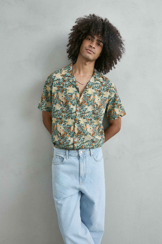 Camisa hawaiana verde agua de algodón con estampado de loro vista frontal