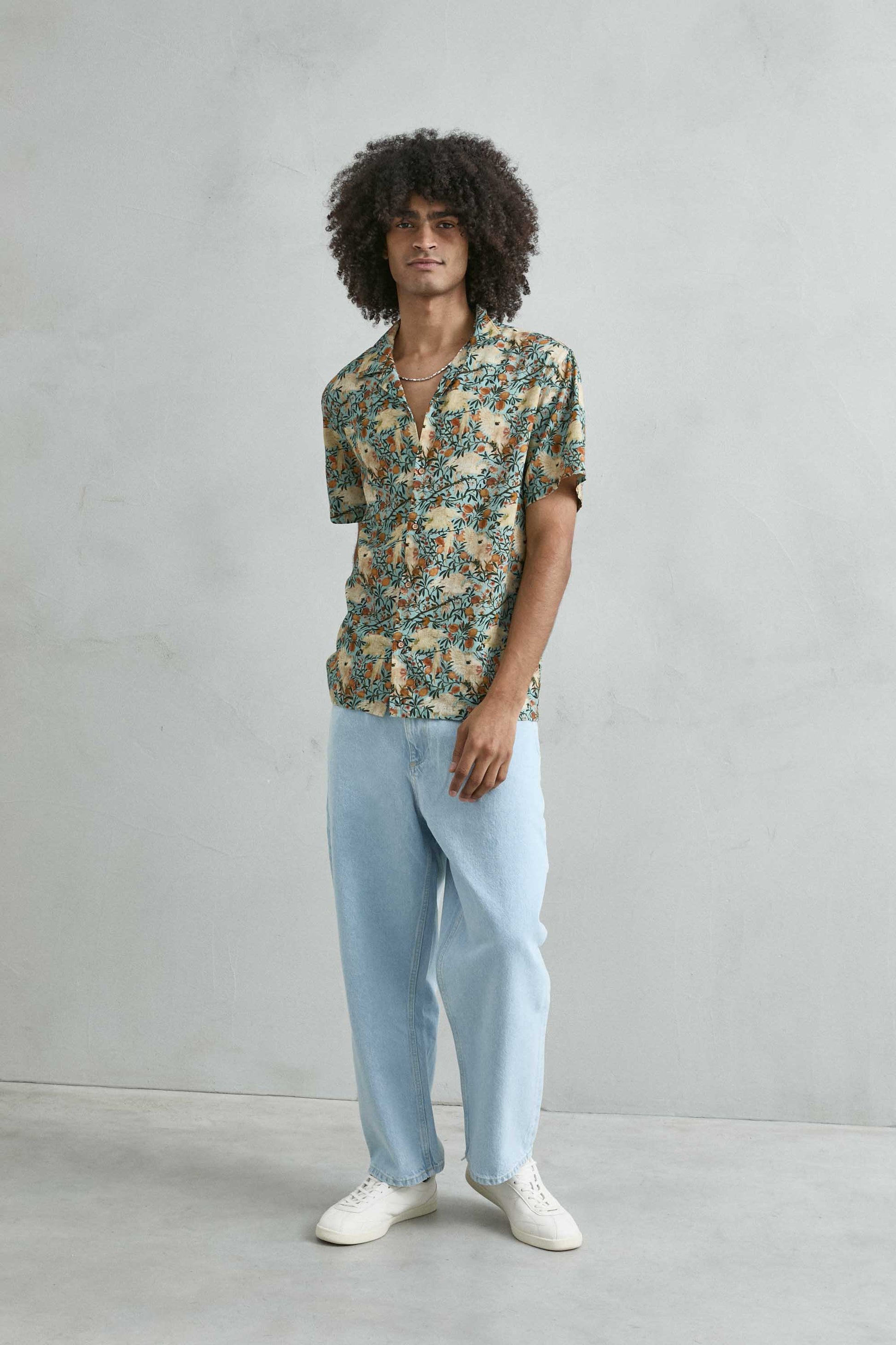 Camisa hawaiana verde agua manga corta look verano hombre