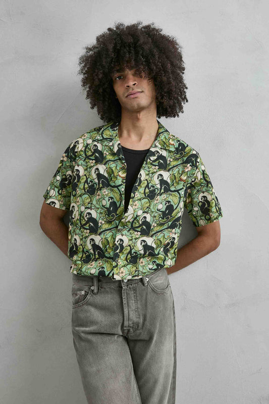 Camisa hawaiana verde hombre estampado monos y árboles