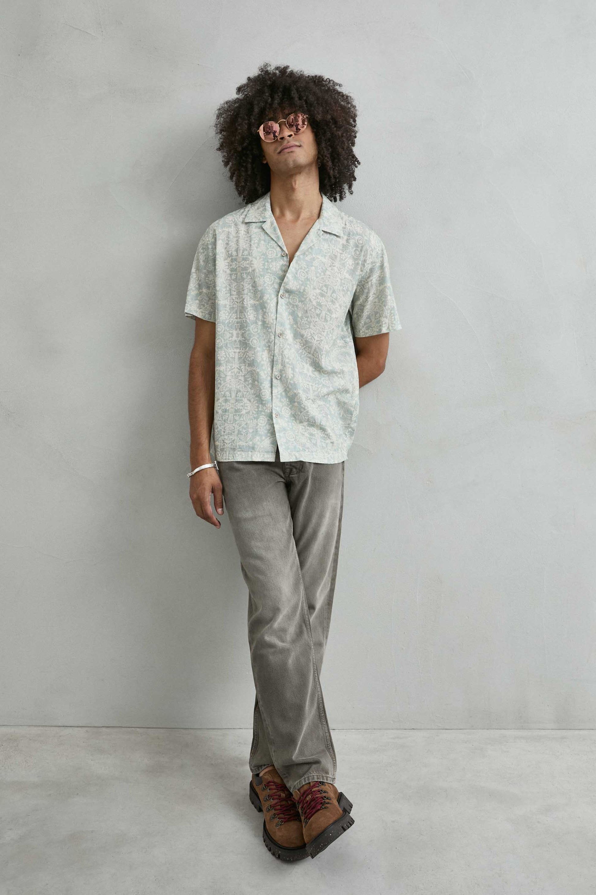 Camisa tribal verde agua manga corta look casual verano hombre