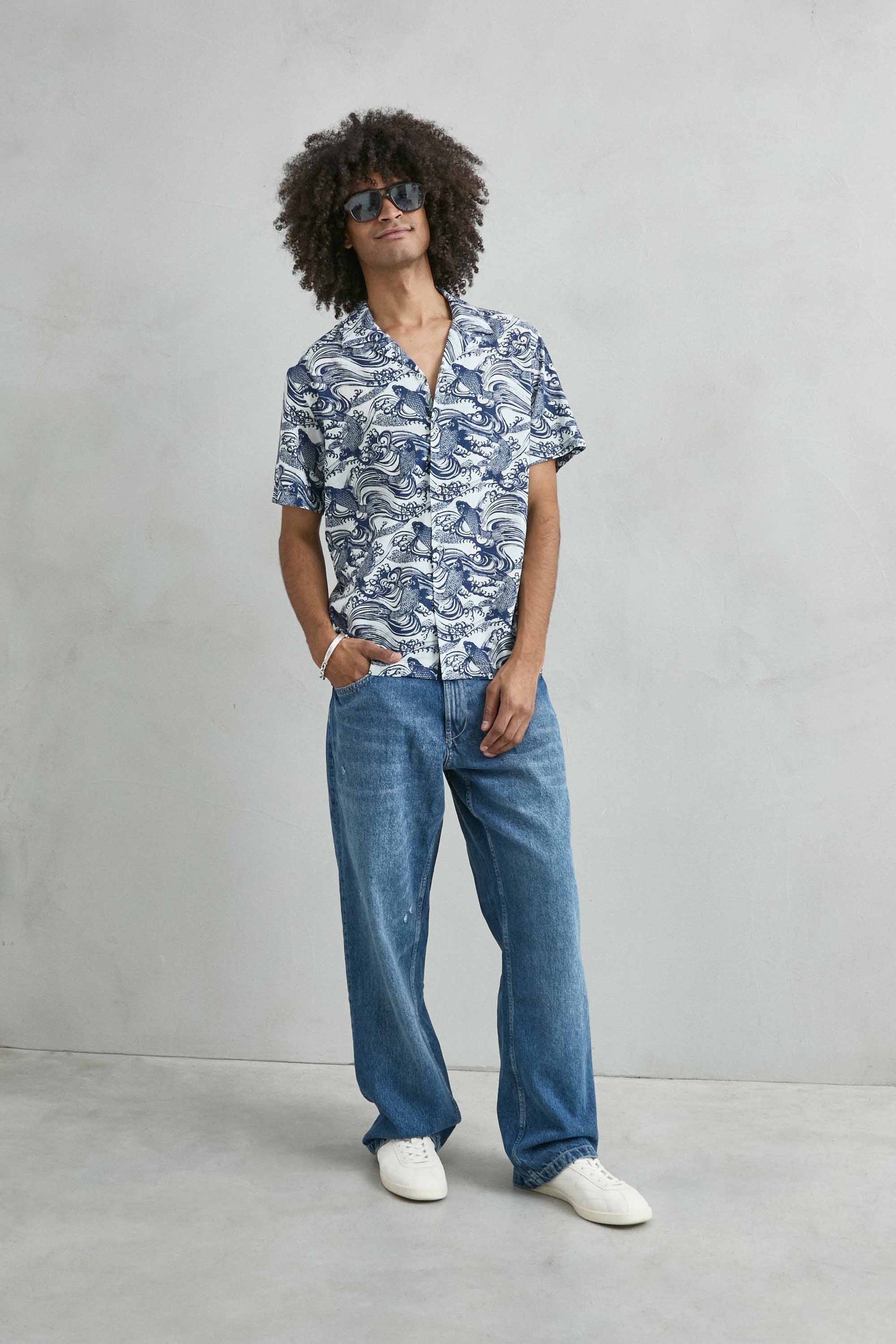 Camisa blanca estampado océano look verano hombre playa