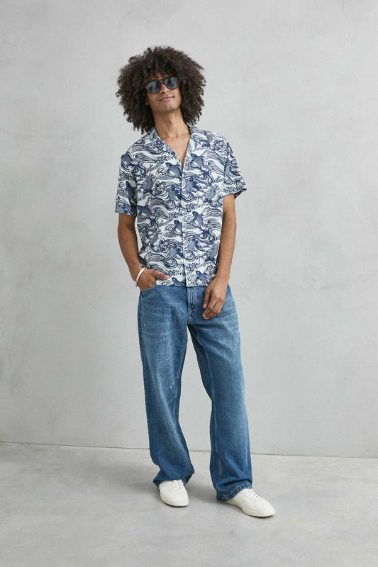 Camisa blanca estampado océano look verano hombre playa