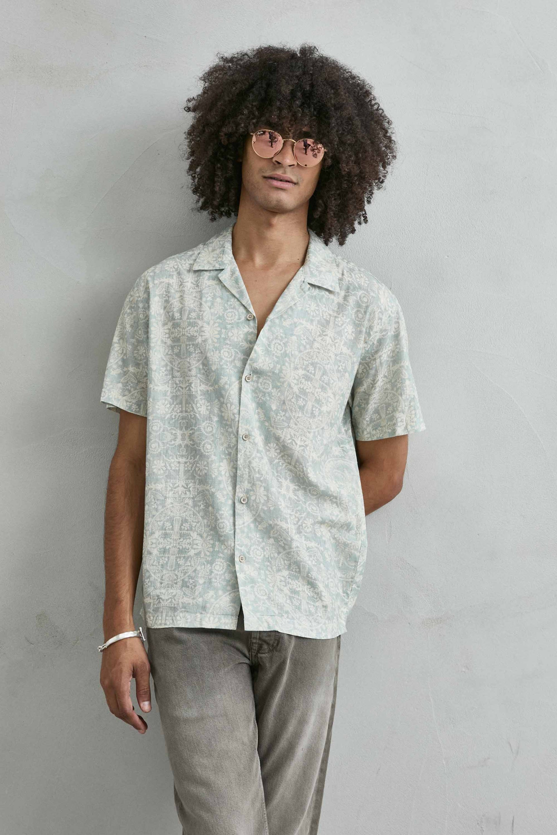 Camisa verde agua con estampado tribal geométrico vista frontal