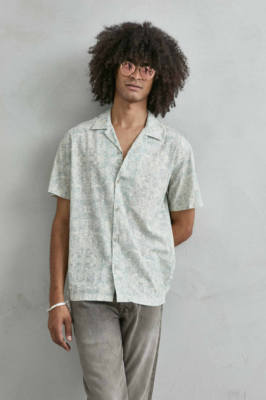 Camisa verde agua con estampado tribal geométrico vista frontal