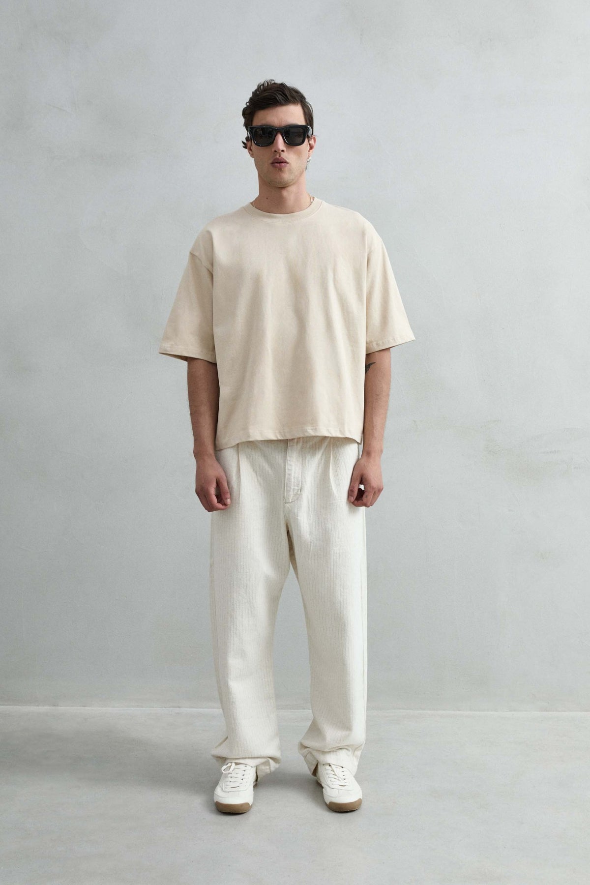 Camiseta cropped oversize beige lisa de hombre, vista de cuerpo entero.