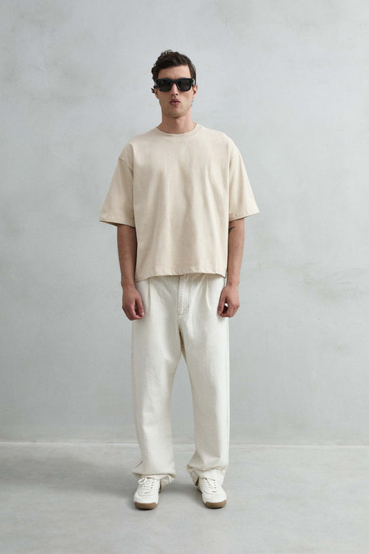 Camiseta cropped oversize beige lisa de hombre, vista de cuerpo entero.