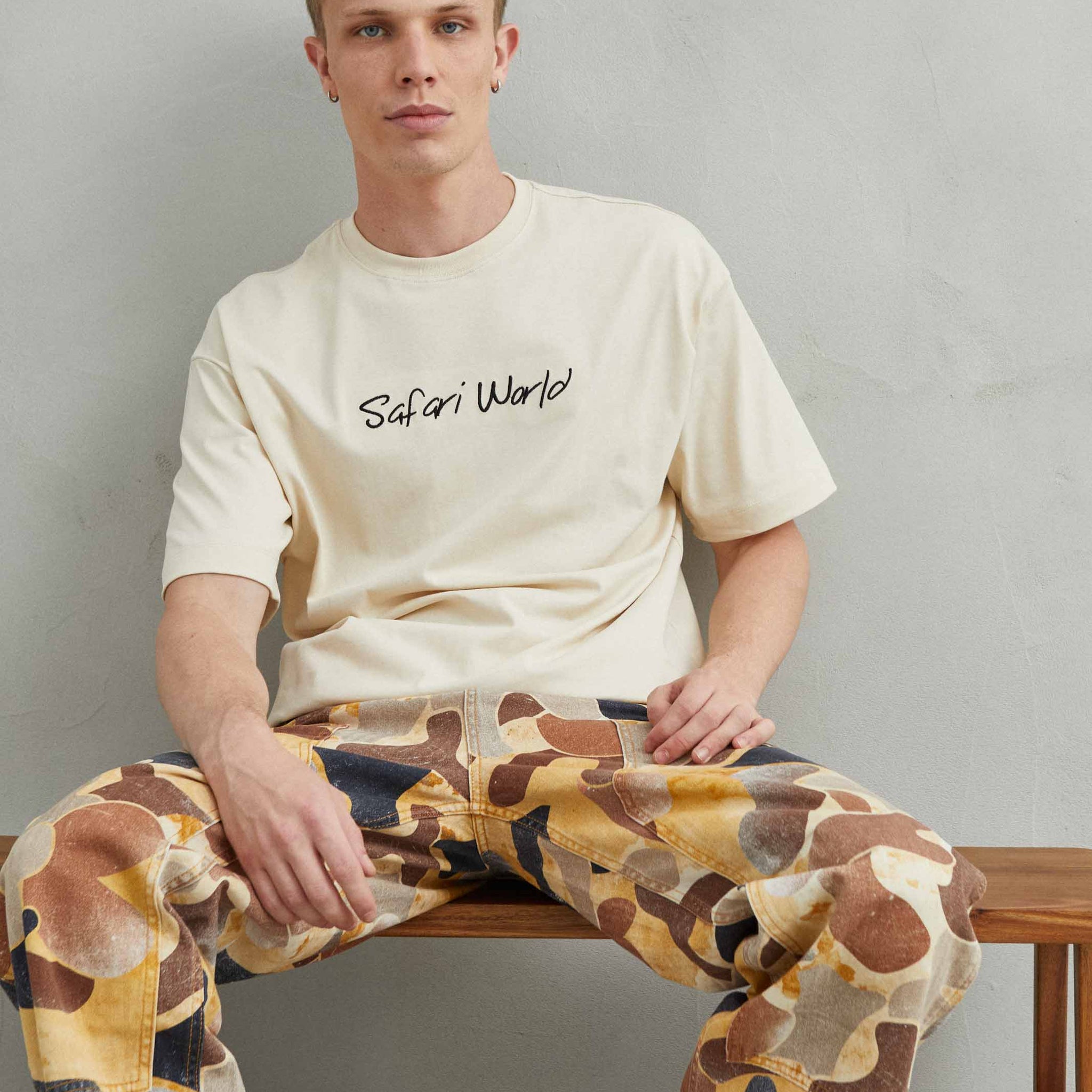 Vista frontal de camiseta beige oversize unisex con jirafa estampada - Safari World