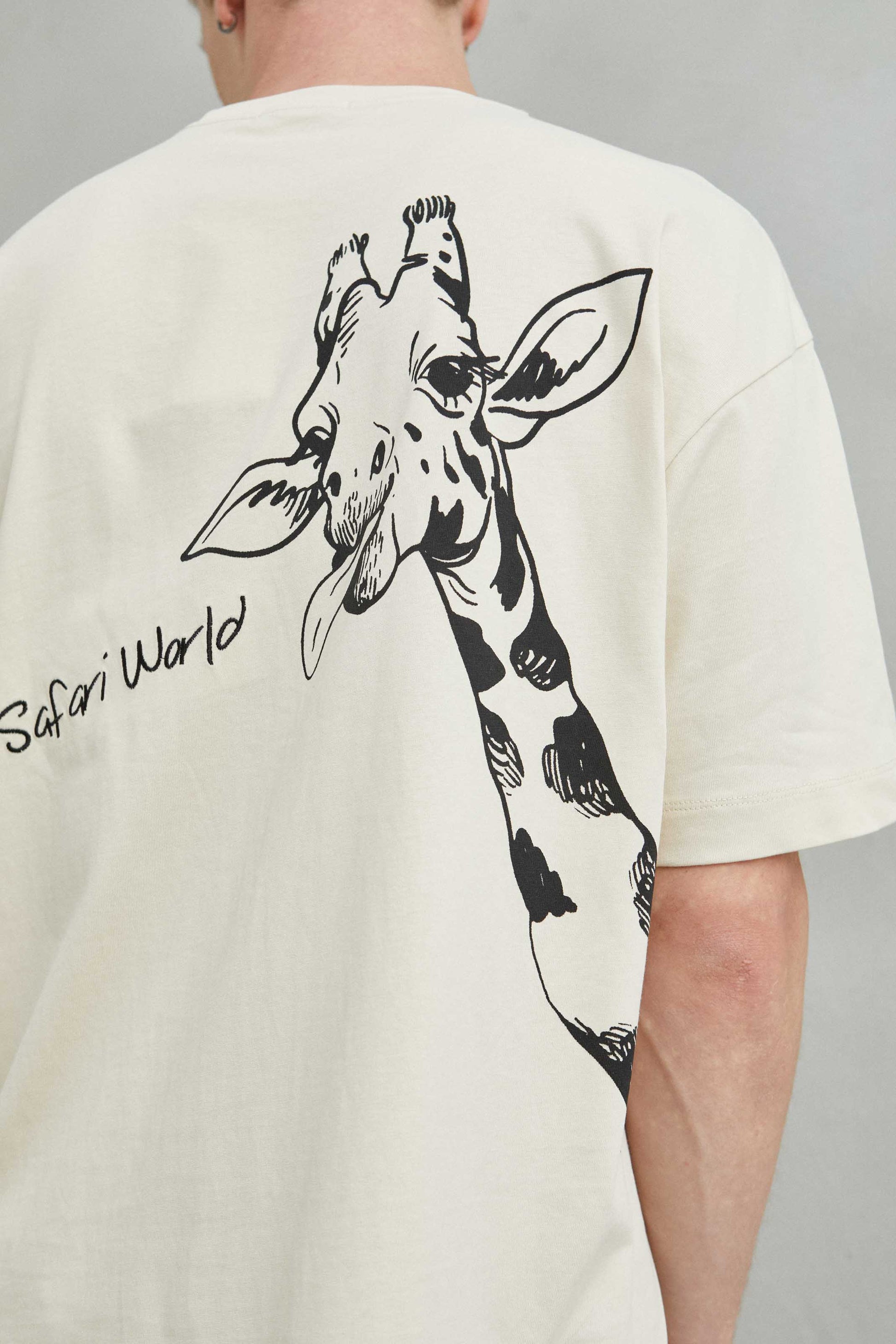 Parte trasera de camiseta oversize color beige de algodón 100%