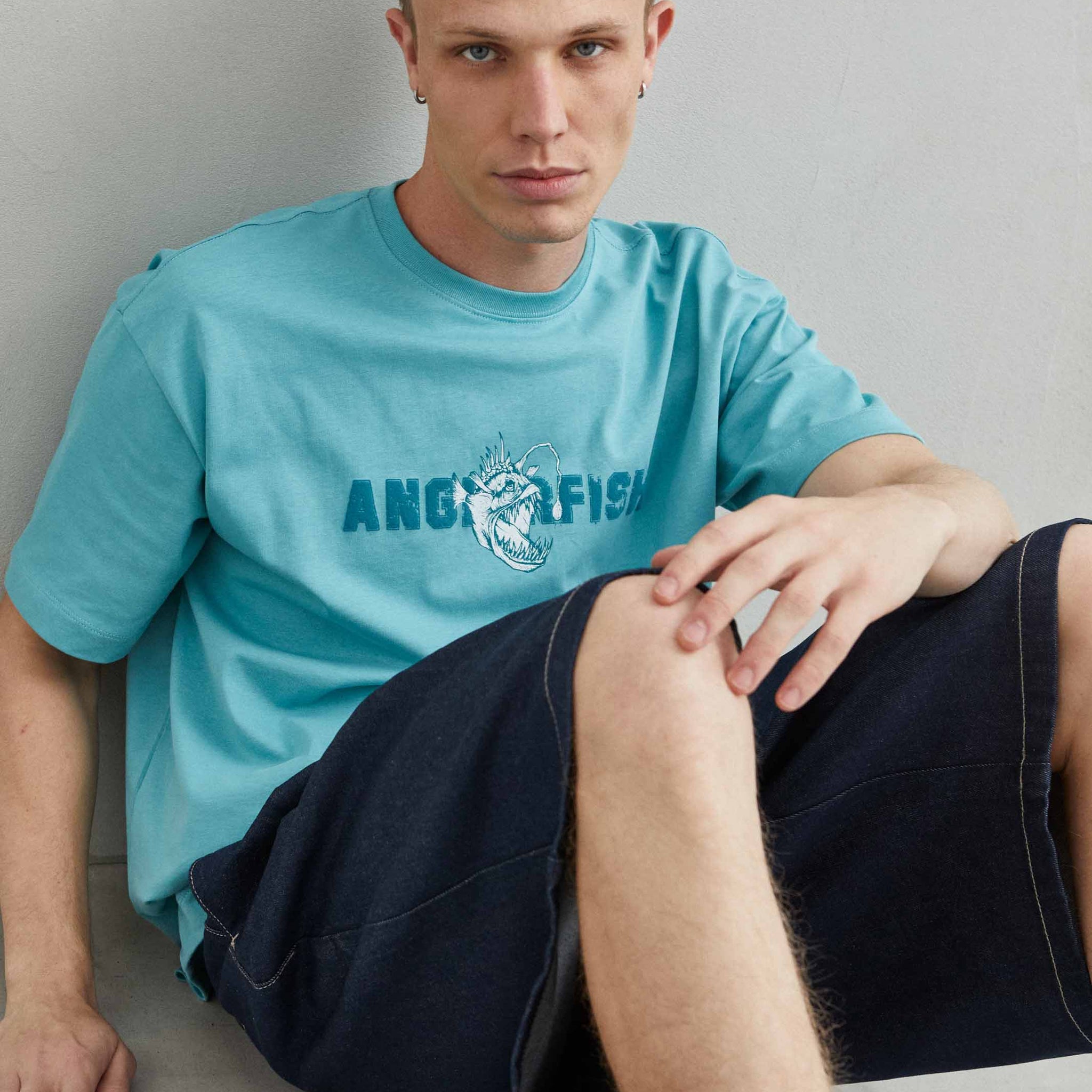 Camiseta oversize unisex blanca con ilustración de pez abisal y piraña en el pecho
