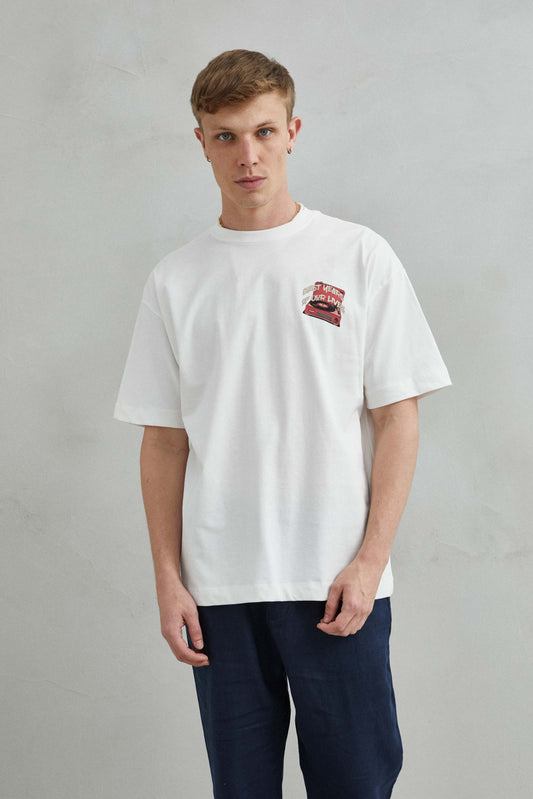 Camiseta oversize unisex blanca con diseño gráfico "Boadcast" en el pecho.
